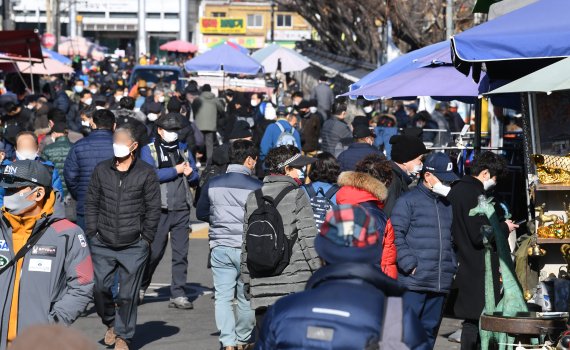 서울의 낮 기온이 12도까지 오르며 포근한 날씨를 보인 24일 서울 중구 동묘벼룩시장이 시민들로 북적이고 있다. 이날 코로나19 신규 확진자는 392명 발생했다. 기상청은 주 후반 전국 곳곳에 눈이 내리고 난 뒤로는 다시 강추위가 밀려오겠다고 예보했다. 사진=김범석 기자