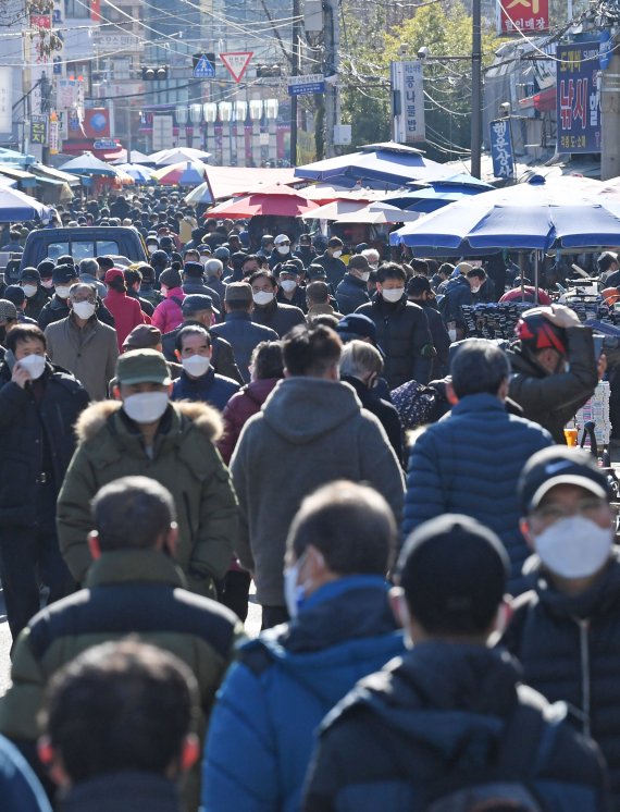 불안한 거리두기… 포근한 날씨에 벼룩시장 북적