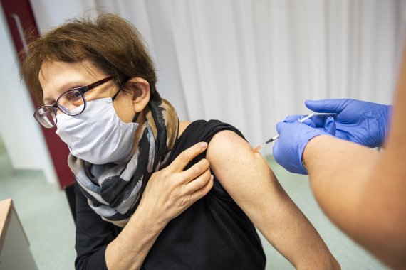 한 의료인이 24일(현지시간) 헝가리 부다페스트에서 화이자와 바이오앤테크가 공동개발한 코로나19 백신을 맞고 있다. 사진=AP뉴시스