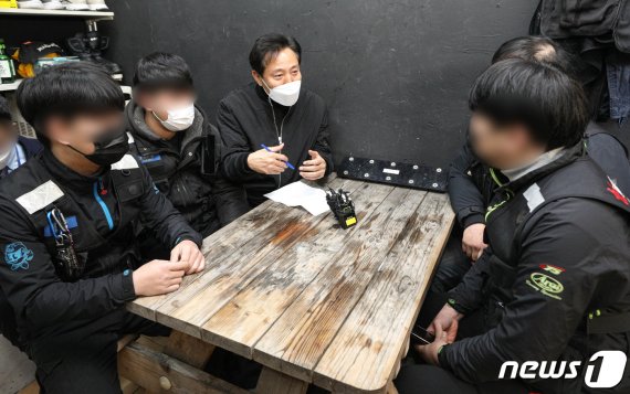 (서울=뉴스1) 성동훈 기자 = 서울시장 보궐선거에 출마한 오세훈 전 서울시장이 25일 서울 양천구의 한 배달업체를 찾아 라이더들의 고충을 듣고 있다. 2021.1.25/뉴스1 /사진=뉴스1화상