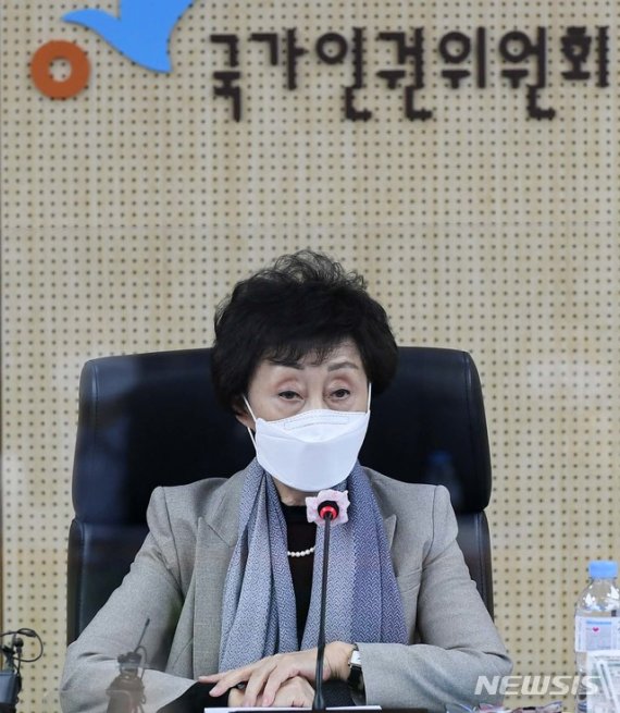 최영애 인권위원장 "직장인 괴롭힘 금지법 개정 환영"