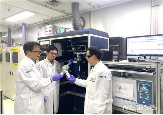 [대전=뉴시스] 화학연구원 연구팀이 개발한 수소 생산용 촉매를 확인하고 있다.