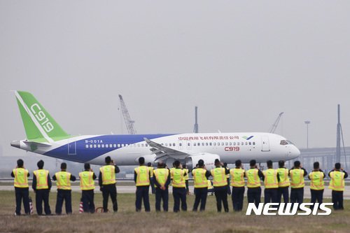 중국 상하이 푸둥국제공항에서 2017년 5월 5일 중국 최초의 자국산 중대형 여객기 C919가 첫 시험비행을 하기 위해 활주로에서 대기하고 있다. /사진=뉴시스
