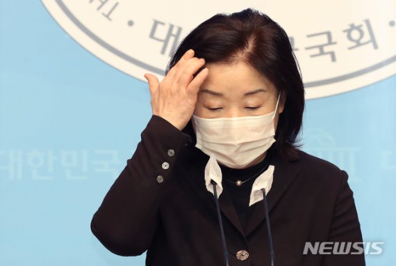 심상정 정의당 의원이지난 12일 오전 서울 여의도 국회 소통관에서 주거급여 수혜 대상자 확대를 위한 주거급여법 일부 개정법률안 발의 기자회견을 하고 있다. /사진=뉴시스