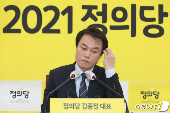 성추행 사건으로 직위 해제된 정의당 김종철 대표가 지난 20일 서울 여의도 국회에서 열린 신년기자회견에서 머리를 만지고 있는 모습. /사진=뉴스1