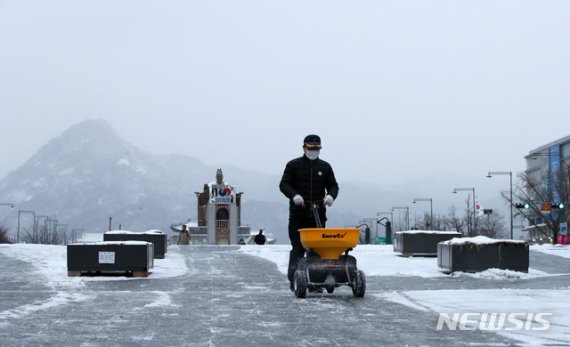 '최대 5㎝ 눈 예보'...서울시, 제설1단계 비상근무 돌입