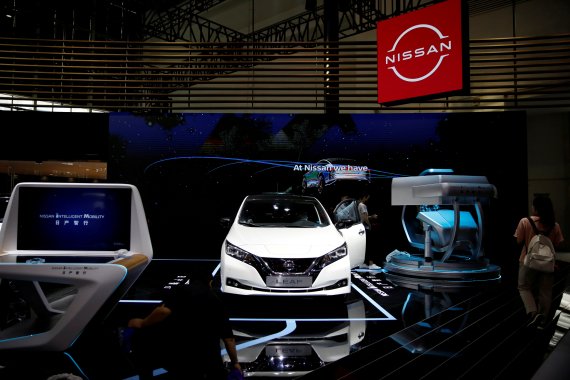지난해 9월 27일 중국 베이징에서 열린 오토쇼에 닛산의 전기차 '리프'가 전시되어 있다.로이터뉴스1