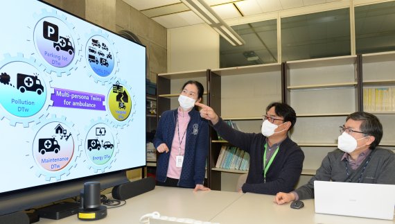 '디지털 트윈의 꿈'을 발간한 한국전자통신연구원 연구원들이 디지털 트윈에 대해 협의하고 있다. 왼쪽부터 이현정 책임연구원, 유상근 전문위원, 김용운 책임연구원. 전자통신연구원 제공