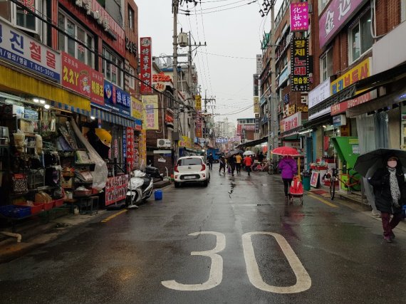 26일 오전 서울 영등포구 대림동 거리 모습. 지난 22일 오후 대림동 한 골목에선 중국 동포인 50대가 남녀 2명을 흉기로 살해하는 사건이 일어났다. /사진=윤홍집 기자