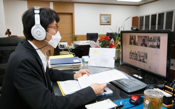 도규상 금융위원회 부위원장이 26일 서울 세종로 정부서울청사에서 금융리스크 대응반 회의를 비대면 화상회의로 진행하고 있다. 금융위원회 제공