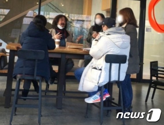 방송인 김어준씨가 지난 1월 마포구의 한 커피 전문점에서 TBS 직원 등 6명과 대화를 나누고 있다. 뉴스1 제공