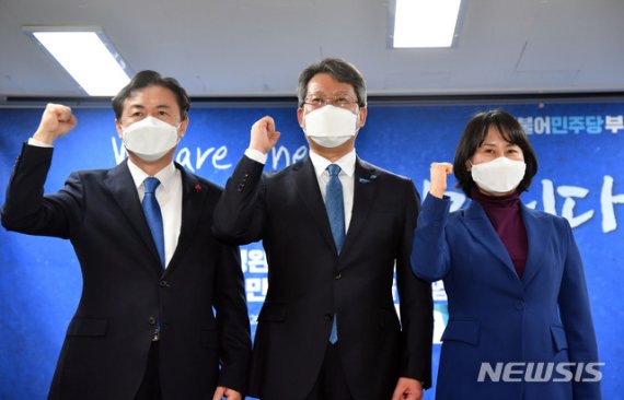 [부산=뉴시스] 하경민 기자 = 변성완(가운데) 전 부산시장 권항대행이 26일 오후 부산 연제구 더불어민주당 부산시당에서 입당 원서를 제출한 뒤 부산시장 보궐선거 후보 자리를 놓고 경쟁을 펼칠 김영춘(왼쪽) 전 해양수산부 장관, 박인영 부산시의원 등과 기념촬영을 하고 있다. 2021.01.26. yulnetphoto@newsis.com