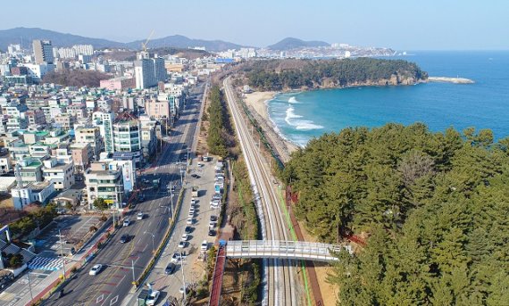 27일 동해시(시장 심규언)는 영동선 감추 입구 보도육교 신설공사가 준공, 감추해변과 한섬 감성바닷길이 연결되면서 또 하나의 관광자원화가 될 전망이다 고 밝혔다. 사진=동해시 제공