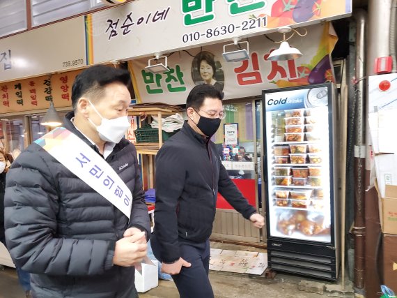 27일 이계문 서민금융진흥원장(왼쪽)이 서울시 자하문로 통인시장을 찾아 상인들의 현장 목소리를 청취하고 있다. 서민금융진흥원 제공