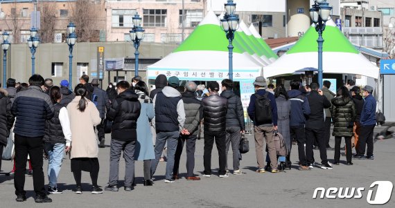 27일 오후 서울 중구 서울역 선별진료소에 시민들이 코로나19 검사를 받기 위해 줄지어 기다리고 있다. /사진=뉴스1