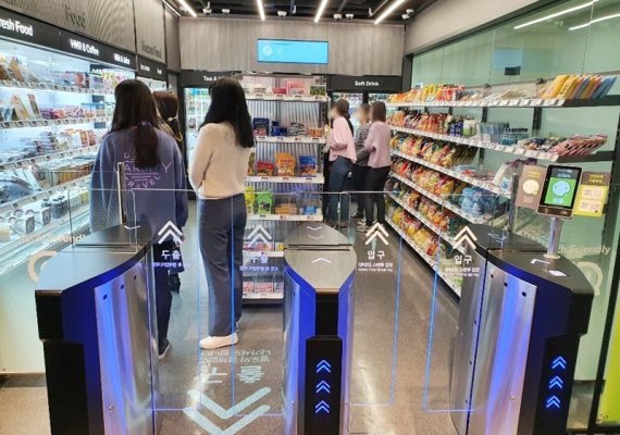 소비자들이 인천 연구수 송도동에 '테크 프랜들리 1호점' CU삼성바이오에피스점을 이용하고 있다.(BGF리테일 제공)© 뉴스1© 뉴스1