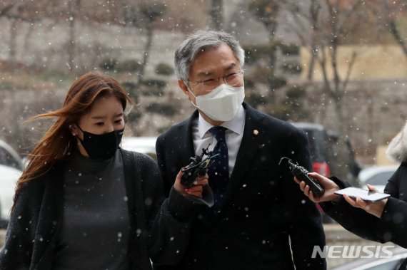 [서울=뉴시스]이윤청 기자 = 조국 전 법무부장관 아들의 허위 인턴 증명서를 발급해준 혐의를 받는 최강욱 열린민주당 대표가 1심 선고 공판에 출석하기 위해 서울 서초구 서울중앙지방법원으로 들어서고 있다. 2021.01.28. radiohead@newsis.com