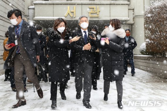 [서울=뉴시스]이윤청 기자 = 조국 전 법무부장관 아들의 허위 인턴 증명서를 발급해준 혐의를 받는 최강욱 열린민주당 대표가 1심 선고 공판에서 징역 8개월, 집행유예 2년을 선고받고 28일 서울 서초구 서울중앙지방법원을 나서고 있다. 2021.01.28. radiohead@newsis.com