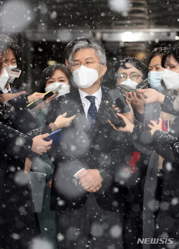 [서울=뉴시스]이윤청 기자 = 조국 전 법무부장관 아들의 허위 인턴 증명서를 발급해준 혐의를 받는 최강욱 열린민주당 대표가 1심 선고 공판에서 징역 8개월, 집행유예 2년을 선고받고 28일 서울 서초구 서울중앙지방법원을 나서고 있다. 2021.01.28. radiohead@newsis.com