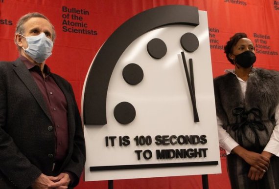 미국 핵과학자회보(BAS)가 27일(현지시간) 공개한 '지구 종말의 날 시계'가 자정 100초 전을 가리키고 있다.뉴시스