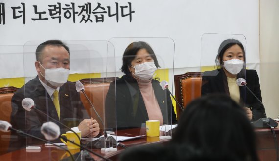 정의당 배복주 부대표(가운데)가 28일 국회에서 열린 '성평등 조직문화개선대책 TF 1차 대책발표'에서 취재진의 질문에 답변하고 있다. 왼쪽부터 김응호, 배복주 부대표, 강민진 청년정의당 창당준비위원장. 사진=서동일 기자