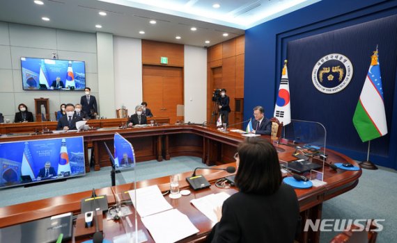 [서울=뉴시스]박영태 기자 = 문재인 대통령이 28일 오후 청와대에서 샤브카트 미르지요예프 우즈베키스탄 대통령과 한-우즈베키스탄 화상 정상회담을 하고 있다. 2021.01.28. since1999@newsis.com <저작권자ⓒ 공감언론 뉴시스통신사. 무단전재-재배포 금지.> /사진=뉴시스화상