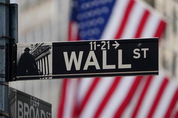FILE PHOTO: The Wall Street sign is pictured at the New York Stock exchange (NYSE) in the Manhattan borough of New York City, New York, U.S., March 9, 2020. REUTERS/Carlo Allegri/File Photo /REUTERS/뉴스1 /사진=뉴스1 외신화상