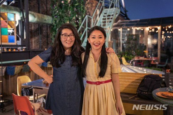 [서울=뉴시스]작가 제니 한과 배우 라나 콘도어. (사진=넷플릭스 제공) 2021.01.29. photo@newsis.com