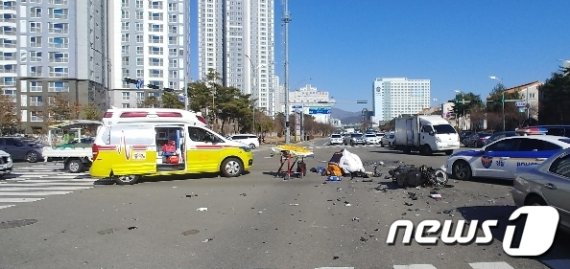 29일 오후 1시40분쯤 양산시 물금읍 양산부산대학교병원 인근 한 사거리에서 125cc오토바이를 몰던 A씨(39)가 렉스턴과 충돌하는 사고가 나 경찰·소방이 현장을 수습하고 있다.(독자 제공)2021.1.29.© 뉴스1