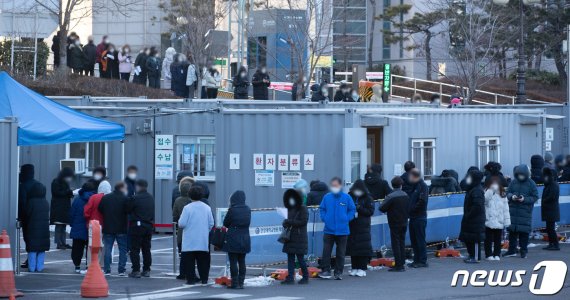 29일 신종 코로나바이러스 감염증(코로나19) 확진자가 무더기로 발생한 서울 성동구 한양대병원에서 직원과 의료진이 검사를 받기 위해 줄을 서 있다./뉴스1 © News1 이재명 기자 /사진=뉴스1