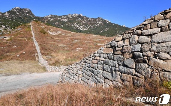 개성성(외성)의 서쪽 성곽 모습. 개성성에는 동서남북의 4대문과 중문 8개, 소문 13개가 있었고 중요한 성문에는 옹성과 치(雉)를 쌓았다. 현재 성문은 모두 없어지고 터만 일부 남아 있다. (미디어한국학 제공) 2021.01.30.© 뉴스1