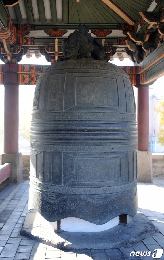 내성의 남문인 남대문에 옮겨져 걸려 있는 연복사종. 14세기에 주조된 동종(銅鐘)으로 지름 1.9m, 높이 3.12m, 두께 0.23m, 무게 약 14톤의 큰 종이다. (미디어한국학 제공) 2021.01.30.© 뉴스1