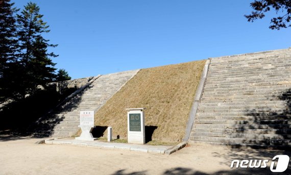 고려 왕궁터인 만월대로 올라가는 4개의 계단. 33단으로 된 4개의 계단을 오르면 기본 정전인 회경전터가 나온다. (미디어한국학 제공) 2021.01.30.© 뉴스1