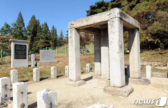 고려시기에 세워진 만월대 인근의 첨성대 전경. 현재 화강석을 다듬어 만든 축대 부분만 남아 있다. 축대의 높이는 2.8m이며, 한 변의 길이는 2.6m이다. 조선시대 작품인 만월회고(1612년)에는 고려 왕궁터와 함께 곁에 있는 첨성대가 지금의 모습대로 그려져 있다. (미디어한국학 제공) 2021.01.30.© 뉴스1