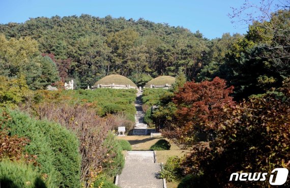 고려 31대 공민왕과 왕후의 무덤인 현릉과 정릉(玄陵·正陵) 전경. 왼쪽이 공민왕(현릉), 오른쪽이 노국공주의 무덤(정릉)이다. (미디어한국학 제공) 2021.01.30.© 뉴스1