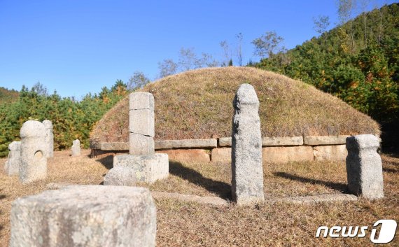개성시 해선리 왕건릉의 서남쪽에 있는 명릉군(明陵群)의 ‘제1릉’ 전경. 고려 29대 충목왕의 무덤인 명릉(明陵)으로 추정된다. (미디어한국학 제공) 2021.01.30.© 뉴스1