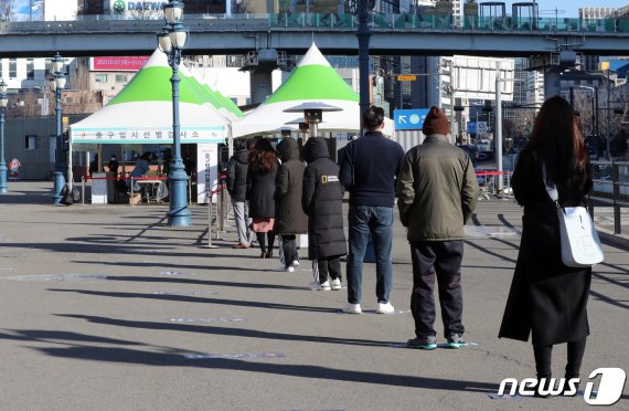 시민들이 29일 오전 서울 중구 서울역 광장에 마련된 코로나19 임시선별진료소에서 줄을 서서 검사를 기다리고 있다. 사진=뉴스1