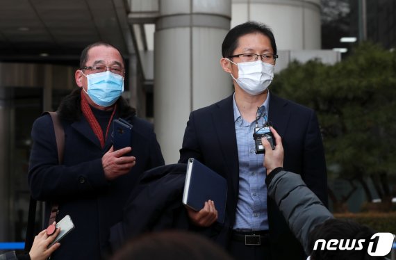 지난 13일 오후 '약촌오거리 살인사건'의 재심을 맡은 박준영 변호사(오른쪽)와 진범을 체포했던 황상만 전 군산경찰서 형사반장이 선고공판을 마친 뒤 기자회견을 하고 있다. 사진=뉴스1
