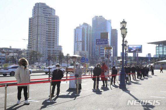 지난 29일 오후 서울역 광장에 설치된 중구 코로나19 임시선별검사소에서 시민들이 코로나19 검사를 받기 위해 줄을 서 있다. 사진=뉴시스