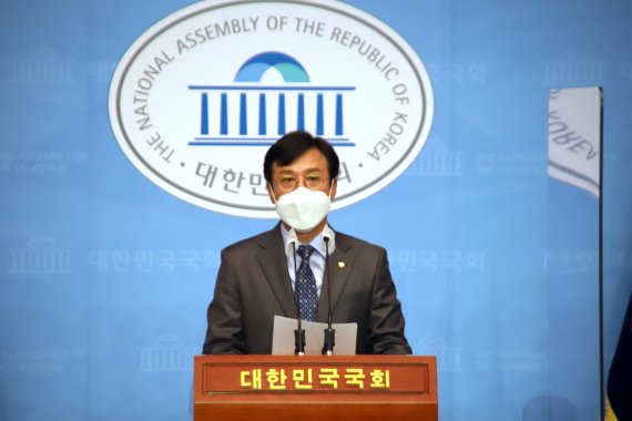 신영대 더불어민주당 의원. 신 의원은 군산 대변인을 자임하며 '군산경제 활성화'에 총력을 기울이겠다고 말했다. 사진=신영대 의원실