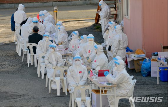 [광주=뉴시스] 변재훈 기자 = 28일 오전 광주 서구 쌍촌동 한 대형교회 주차장에 설치된 임시 선별검사소에서 교인 대상 코로나19 전수 검사가 펼쳐지고 있다. 최근 지역 내 집단감염원인 IM선교회 관련 미인가 교육 시설과 접점이 있는 이 교회에서는 확진자가 속출하고 있다. 2021.01.28. wisdom21@newsis.com /사진=뉴시스