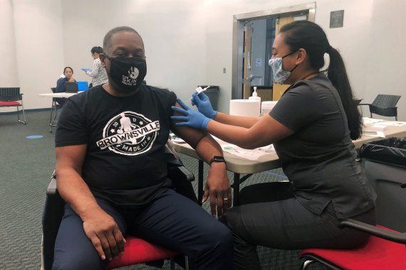 지난 1월25일(현지시간) 미국 루이지애나주 뉴올리언스의 툴레인대 공중보건 및 열대의학대 건물에서 한 시민이 코로나19 백신을 접종받고 있다.AP뉴시스