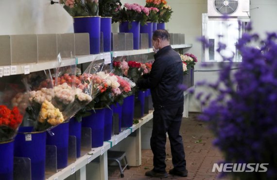 [고양=뉴시스]홍효식 기자 = 신종 코로나바이러스 감염증(코로나19) 여파로 결혼식, 졸업식 등 각종 행사가 줄어 화훼업계가 피해를 입고 있다. 2021.01.12. yesphoto@newsis.com /사진=뉴시스