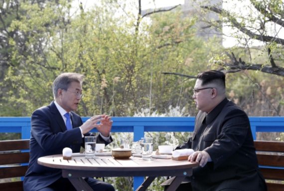 2018년 4월 27일 문재인 대통령과 김정은 북한 국무위원장이 판문점 도보다리 산책도중 환담을 나누고 있다. (청와대 제공) © 뉴스1 /사진=뉴스1
