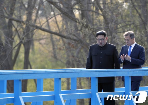문재인 대통령과 김정은 국무위원장이 2018년 4월 27일 공동 식수를 마친 후 군사분계선 표식물이 있는 ‘도보다리’까지 산책을 하며 담소를 나누고 있다. /사진=뉴스1
