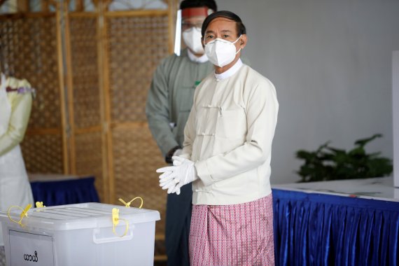 윈민 미얀마 대통령이 지난해 10월29일 수도 네피도에서 실시된 총선 예비선거에서 투표하던 모습.로이터뉴스1