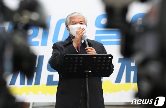 전광훈 사랑제일교회 목사가 1일 서울 성북구 사랑제일교회 앞에서 정부를 비판하는 기자회견을 하고 있다. /사진=뉴스1