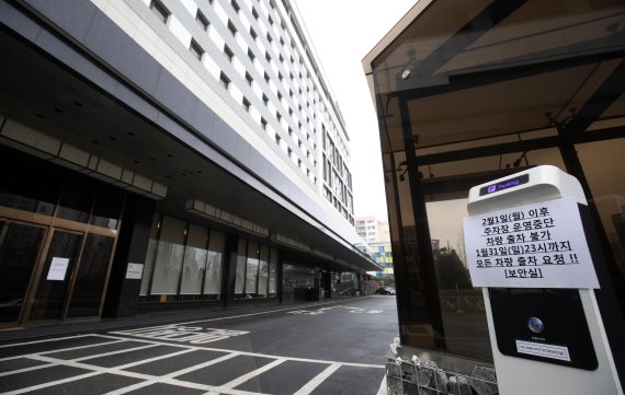 코로나19 장기화로 호텔 등 숙박업 경영난이 지속된 가운데 1일 서울 서초구 쉐라톤 서울 팔래스 강남호텔이 영업을 종료해 한산한 모습을 보이고 있다. 이 호텔은 1982년 반포 팔래스호텔로 시작한 강남 최초의 특급호텔로 코로나19 확산세에 지난해 1~3분기 매출은 전년 동기 대비 40% 감소한 169억원을 기록했고, 영업손실은 19억원에서 86억원으로 껑충 뛰었다. 쉐라톤 서울 팔래스 강남은 부동산개발업체 더랜드가 3천500억원에 인수, 호텔을 헐고 고급 공동주택을 개발할 예정인 것으로 알려졌다. 사진=박범준 기자