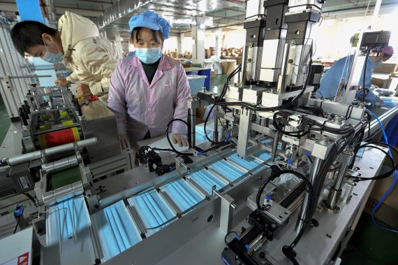 지난달 23일 중국 장시성 더싱의 공장에서 노동자들이 마스크를 제작하고 있다.AP뉴시스