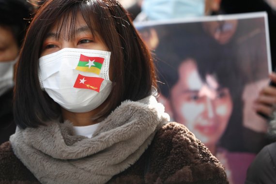 미얀마 시위대가 1일 일본 도쿄에서 미얀마 군무의 아웅산 수치 여사 구금에 항의하며 시위를 벌이고 있다. 시위대 중 한명이 미얀마 국기가 그려진 마스크를 쓰고 있다. /사진=로이터뉴스1